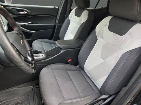 Used 2025 Chevrolet Trax RS FWD image 12
