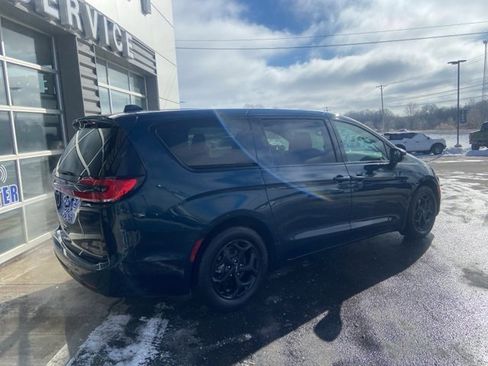 Used 2022 Chrysler Pacifica Touring-L w/ S Appearance Package image 3