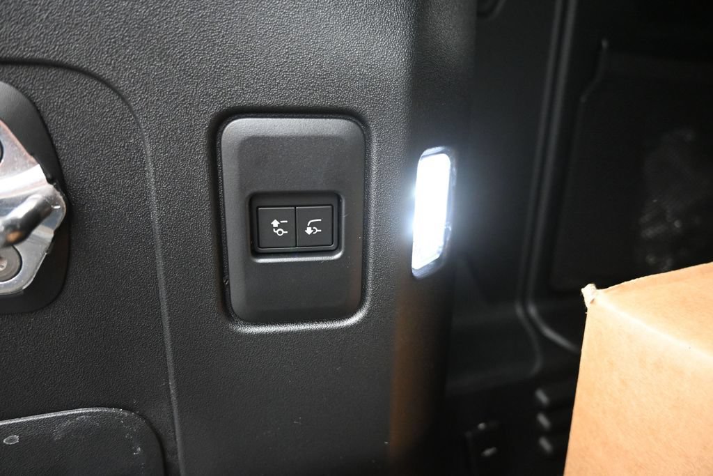 New 2026 Land Rover Defender 110 X-Dynamic SE AWD/4WD image 18