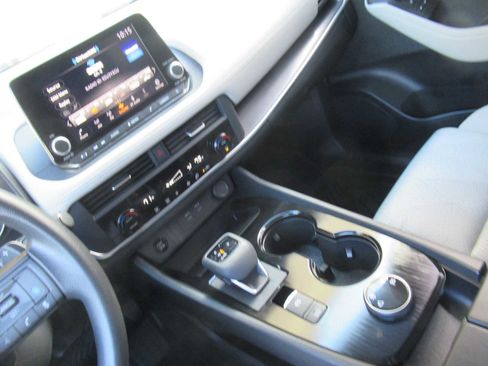 Used 2024 Nissan Rogue SV image 32