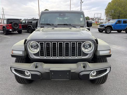 Used 2025 Jeep Wrangler Sahara image 3