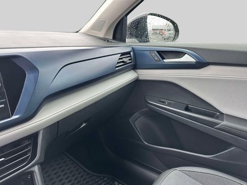 Used 2024 Volkswagen Taos SE image 34