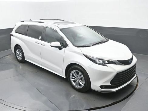 Used 2025 Toyota Sienna XLE w/ XLE Plus Package image 29