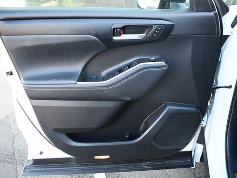 Certified 2023 Toyota Highlander Bronze Edition image 13