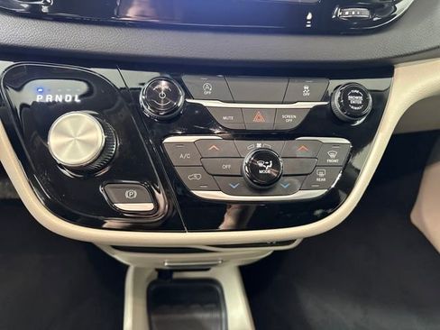 Used 2024 Chrysler Voyager LX image 23