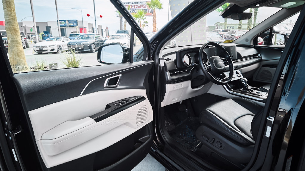 Used 2022 Kia Carnival LX FWD image 12