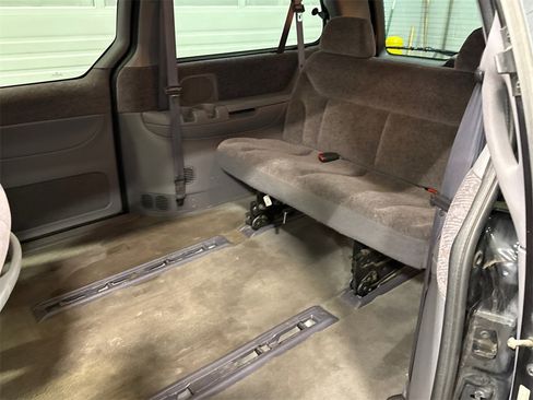 Used 2000 Chrysler Town & Country LX image 8