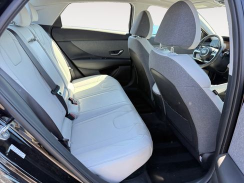 Used 2022 Hyundai Elantra Limited image 18