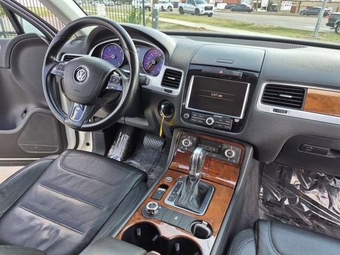Used 2014 Volkswagen Touareg TDI image 21