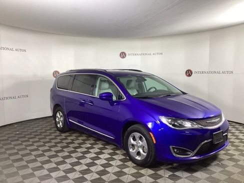 Used 2020 Chrysler Pacifica Touring-L image 3
