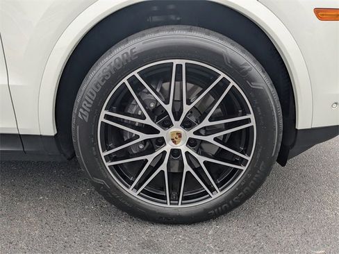 Used 2024 Porsche Cayenne image 11