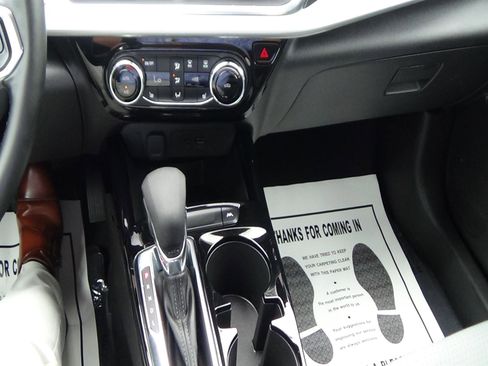 Used 2025 Chevrolet Trax LT w/ LT Convenience Package FWD image 23