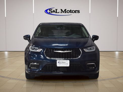 Used 2023 Chrysler Pacifica Touring-L FWD image 2