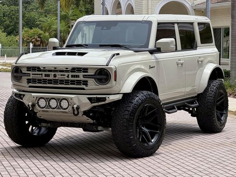 Used 2025 Ford Bronco Outer Banks image 2