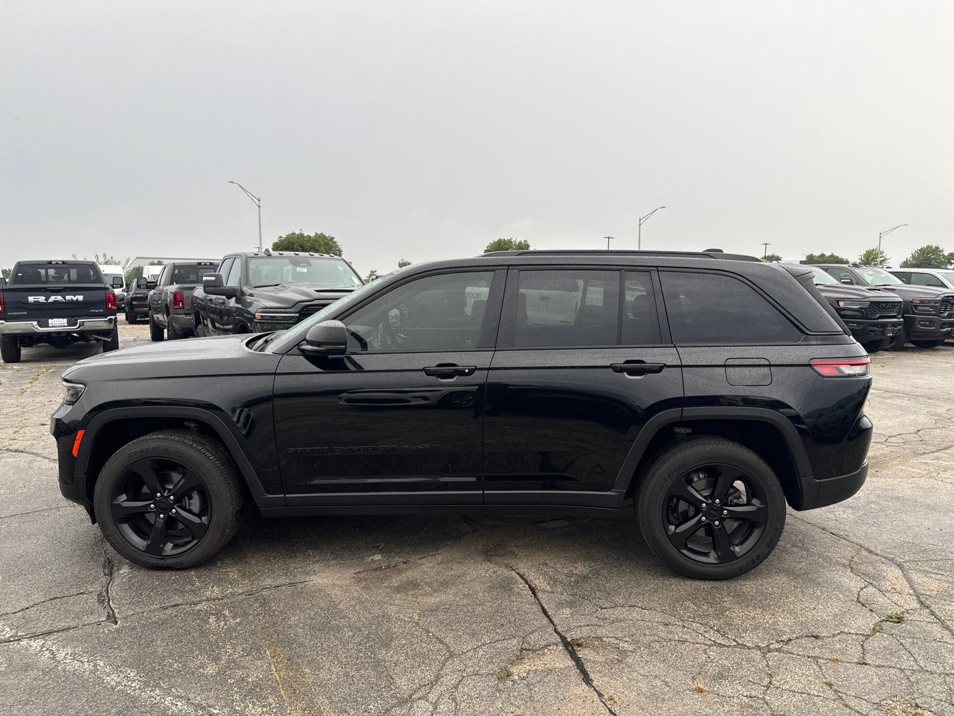 Used 2023 Jeep Grand Cherokee Altitude AWD/4WD image 9