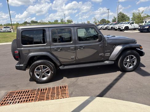 Used 2022 Jeep Wrangler Unlimited Sahara w/ LED Lighting Group AWD/4WD image 10
