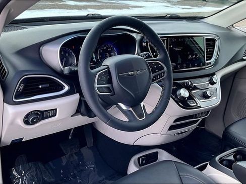 Used 2024 Chrysler Pacifica Touring-L FWD image 13