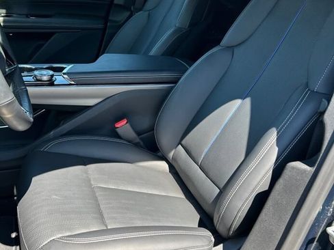 Used 2025 Cadillac Lyriq Luxury AWD/4WD image 3