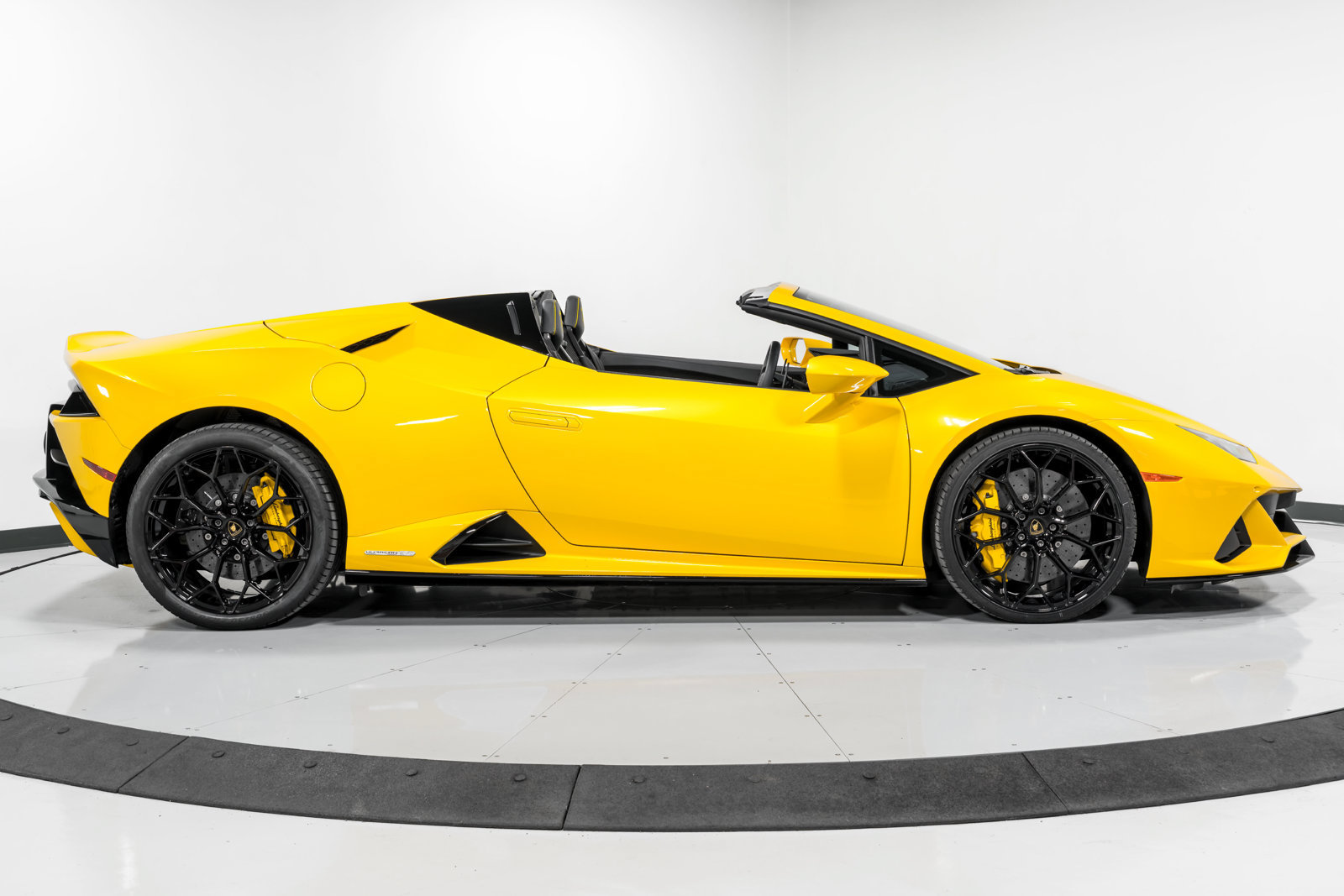 Used 2024 Lamborghini Huracan EVO AWD/4WD image 2