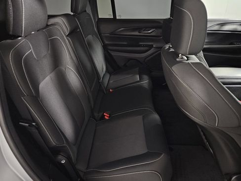 Used 2025 Jeep Grand Cherokee Laredo RWD image 29
