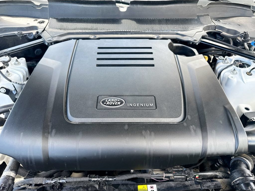 Used 2025 Land Rover Discovery S AWD/4WD image 33