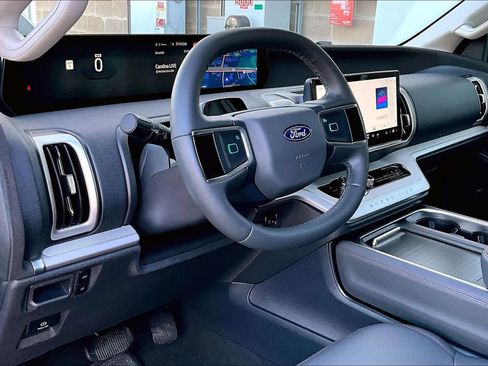 Certified 2025 Ford Expedition Active image 18