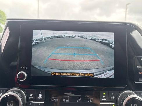Used 2025 Toyota Highlander XLE FWD image 34
