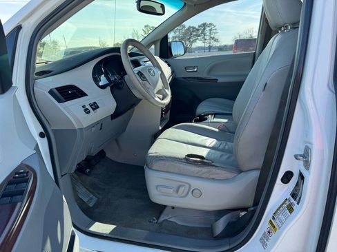 Used 2011 Toyota Sienna XLE image 11