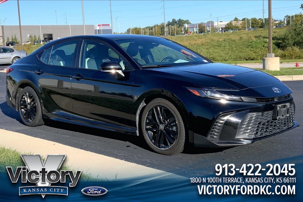 Used 2025 Toyota Camry SE FWD image 1