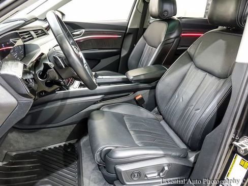 Used 2021 Audi e-tron Prestige w/ Prestige Package image 9