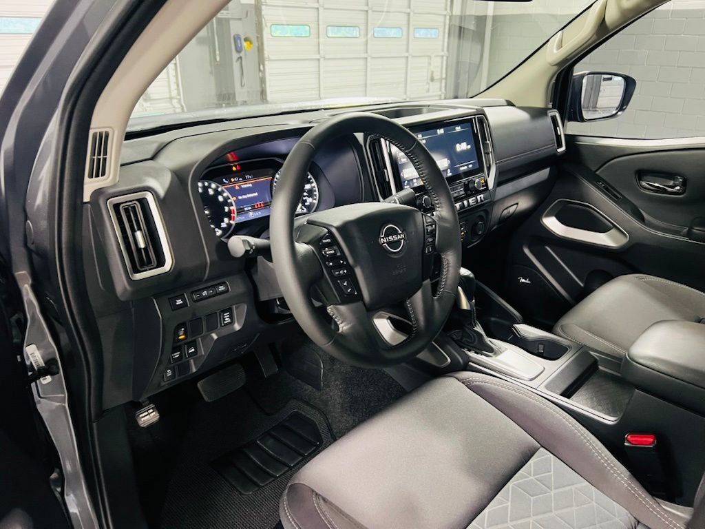 Used 2025 Nissan Frontier SV w/ SV Convenience Package AWD/4WD image 17
