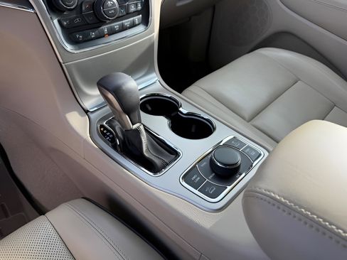 Used 2017 Jeep Grand Cherokee Overland w/ Jeep Active Safety Group image 27