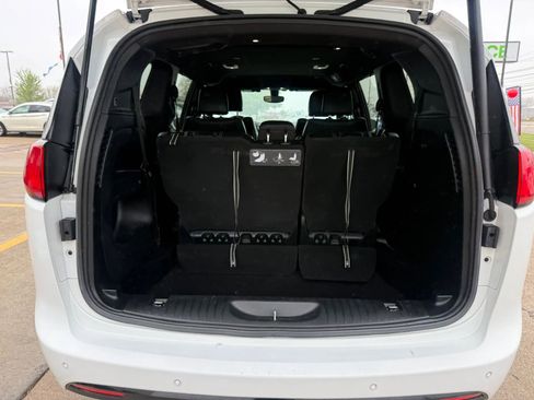 Used 2020 Chrysler Pacifica Touring-L Plus w/ S Appearance Package FWD image 14