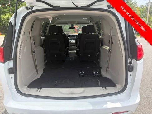 Used 2022 Chrysler Voyager LX FWD image 21
