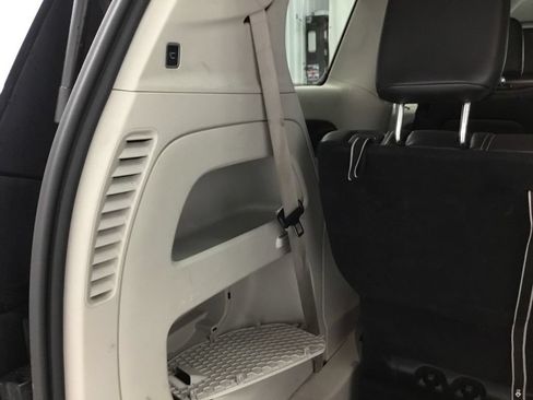 Used 2023 Chrysler Pacifica Touring-L FWD image 16