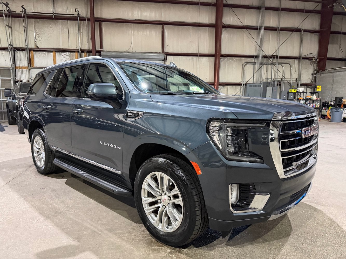 Used 2021 GMC Yukon SLT w/ SLT Luxury Plus Package RWD image 2
