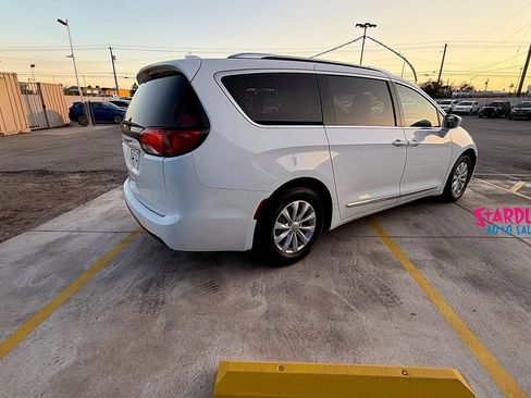 Used 2019 Chrysler Pacifica Touring-L FWD image 10