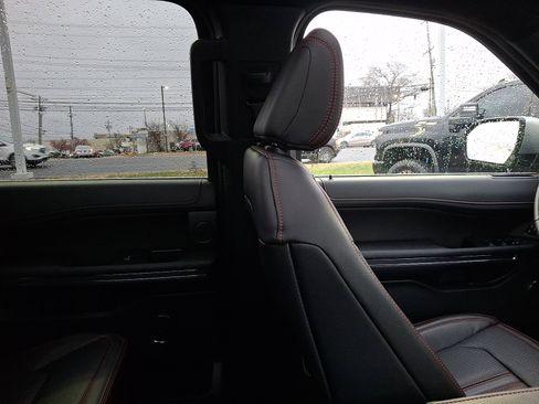 Used 2023 Ford Expedition Limited image 13