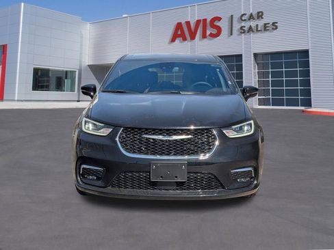 Used 2025 Chrysler Pacifica Select image 10