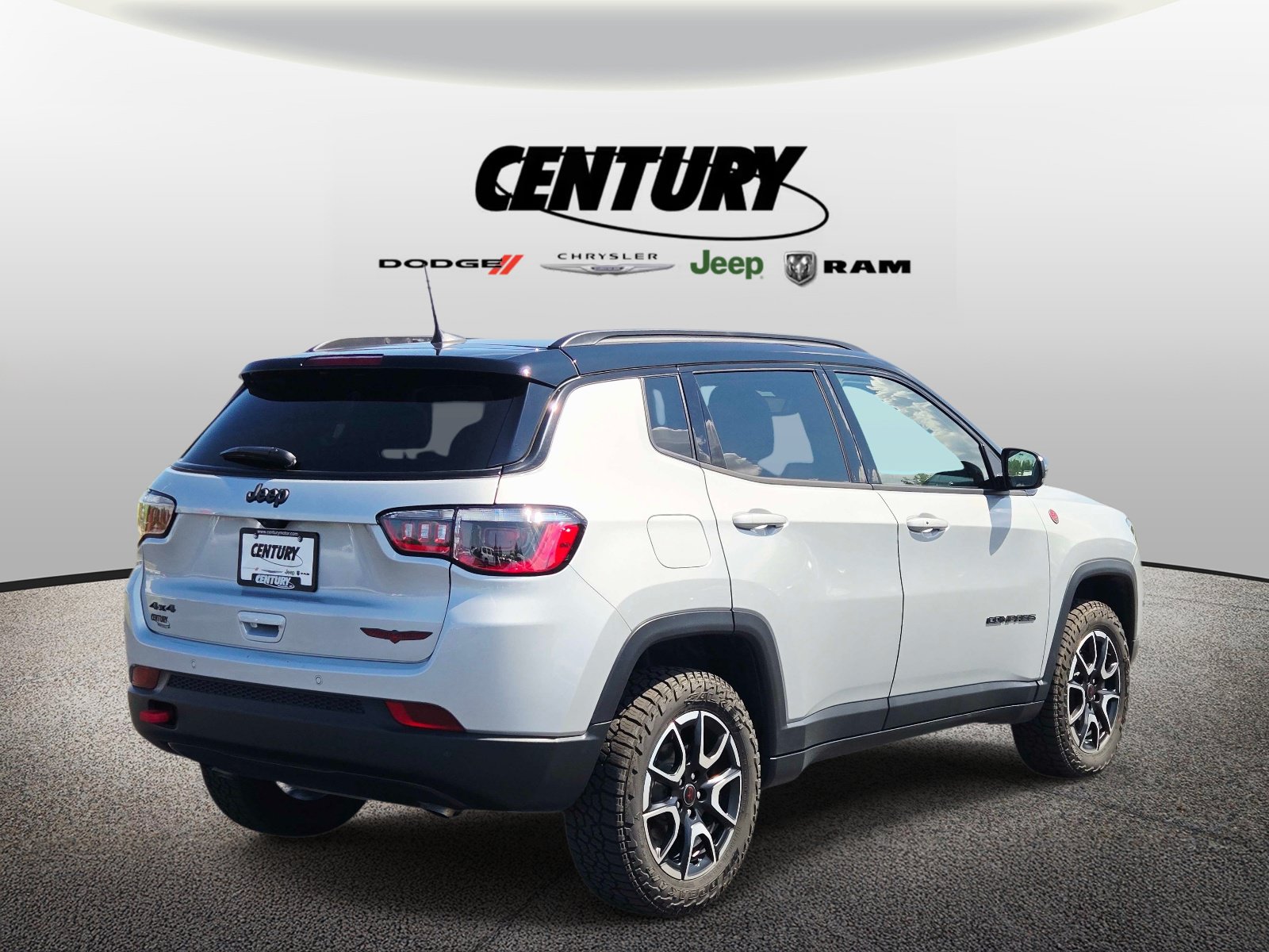 Used 2026 Jeep Compass Trailhawk w/ Sun, Sound & Navigation Group AWD/4WD image 4