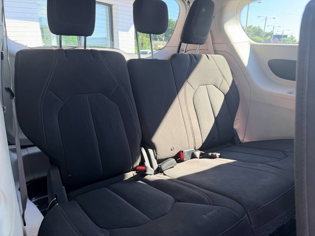Used 2018 Chrysler Pacifica L FWD image 14