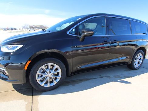New 2026 Chrysler Pacifica Limited image 18
