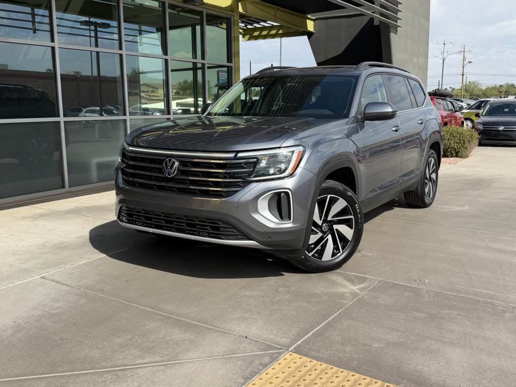 Used 2024 Volkswagen Atlas SE w/ Panoramic Sunroof Package FWD image 2