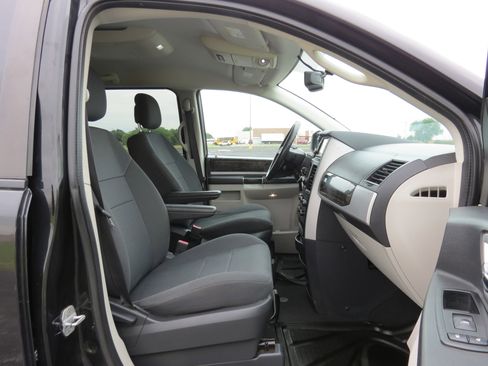 Used 2010 Dodge Grand Caravan SXT w/ Trailer Tow Group FWD image 30