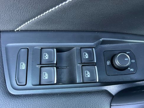 Used 2022 Volkswagen Tiguan SE image 11