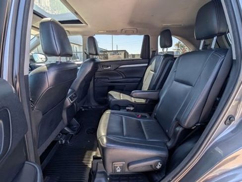 Used 2016 Toyota Highlander XLE AWD/4WD image 4