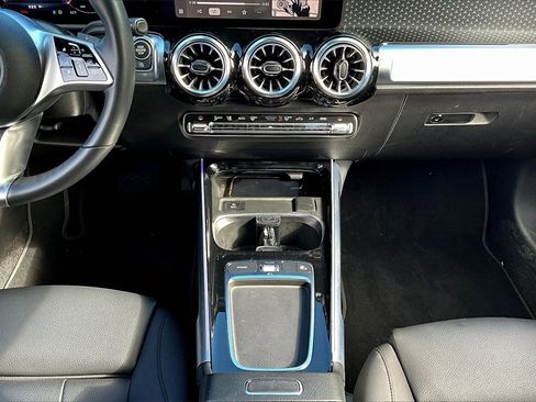 Used 2025 Mercedes-Benz GLB 250 4MATIC image 24