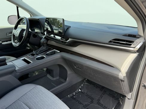 Used 2024 Toyota Sienna LE image 50