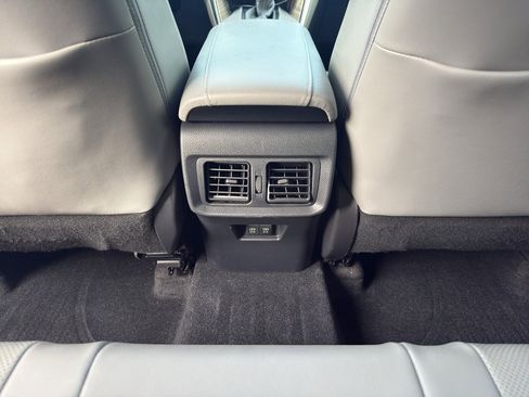 Used 2021 Toyota Venza XLE image 13