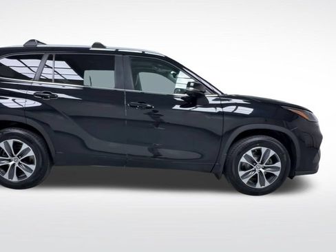 Used 2023 Toyota Highlander XLE AWD/4WD image 9